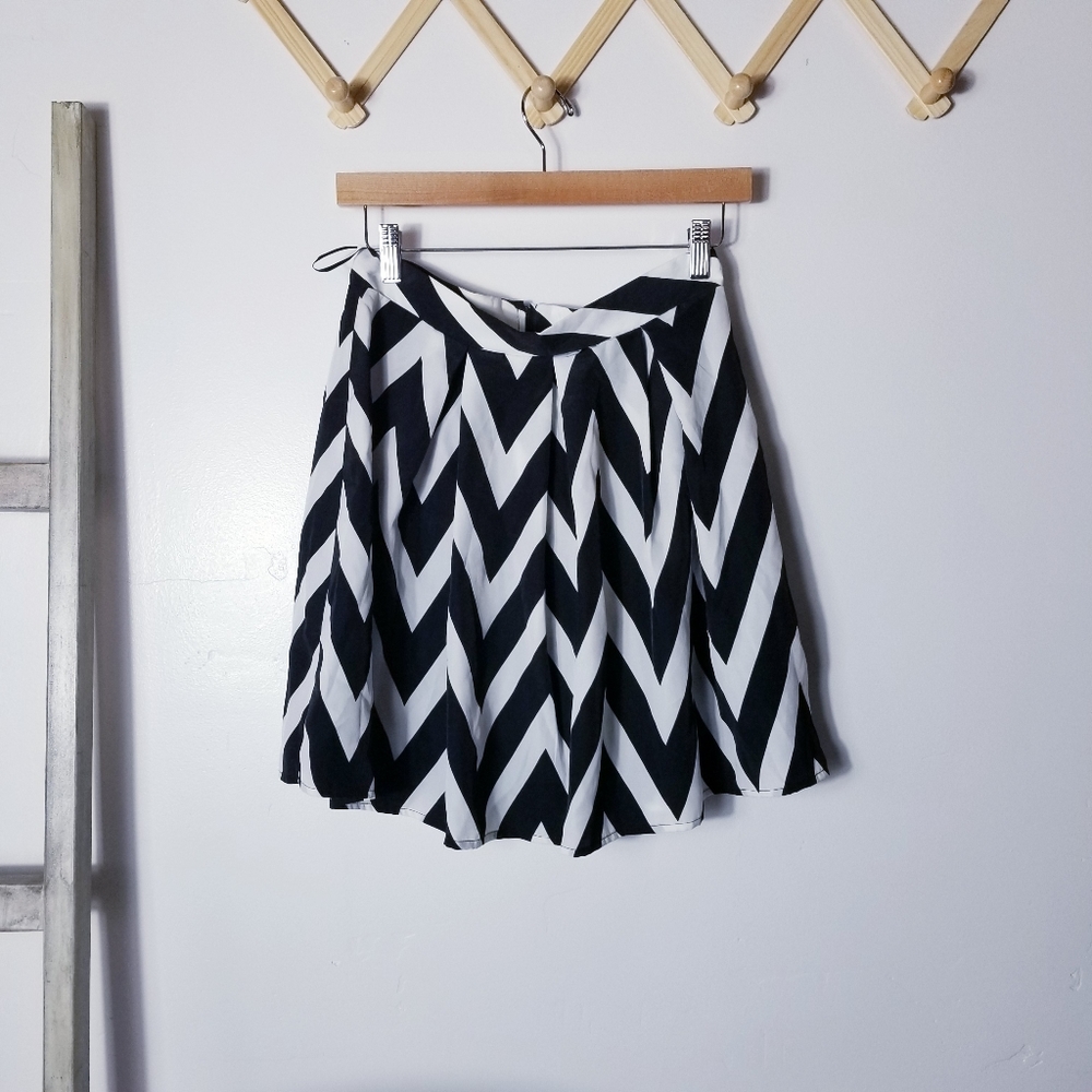 NWT FRANCESCA'S COLLECTIONS BLACK AND WHITE CHEVRON SKIRT SIZE MEDIUM